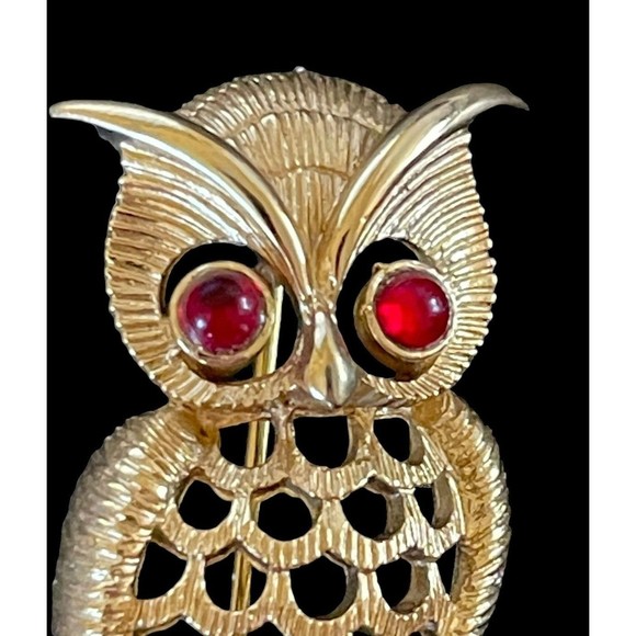 Avon Vintage Cabochon Owl Brooch Pin Gold Tone Red Jelly Eyes Signed 1980s 1.75" - Picture 2 of 5